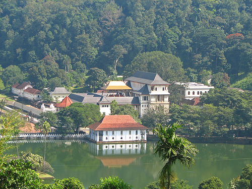 Découvrez Kandy – le cœur spirituel du Sri Lanka, qui abrite une dent du Bouddha